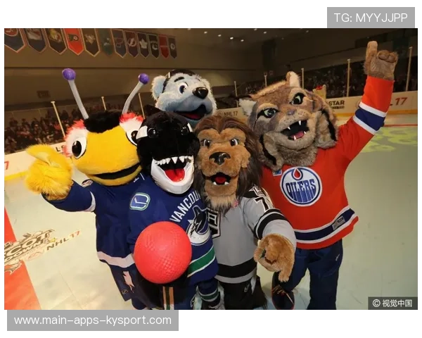 冰球比赛吉祥物乱入抢镜