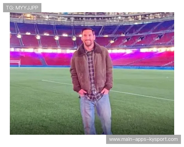 梅西回到巴塞罗那训练！诺坎普重现万人海