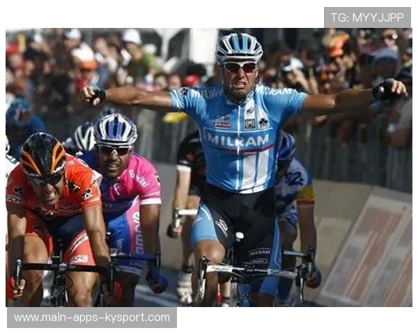 自行车选手换车失败却骑坏车冲线 自行车选手换车失败却骑坏车冲线